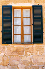 Okno z drewnianymi okiennicami, zbliżenie.