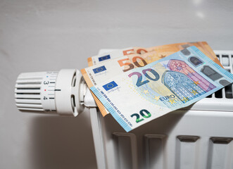 Energiepreise Heizkosten Heizung mit Geldscheinen Euro im Haushalt