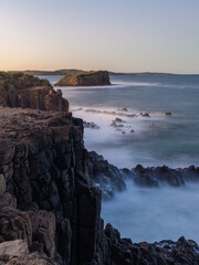 Obraz premium Long exposure view of seascape cliff during sunset time.