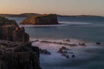 Obraz premium Rock cliff and big island view with clear sky.
