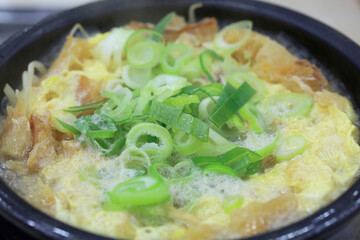 말린 생선과 야채로 만든 따뜻한 음식