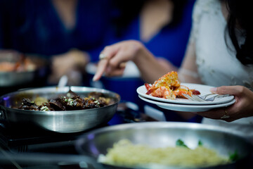 scooping the food, catering, dinner time
