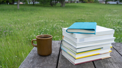 山積みの本とコーヒー