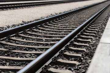 Photo railroad tracks running diagonally partially platform