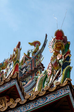 中華街の建物の門にあるカラフルな装飾
