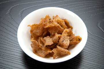 スライスした味付き乾燥コンニャク