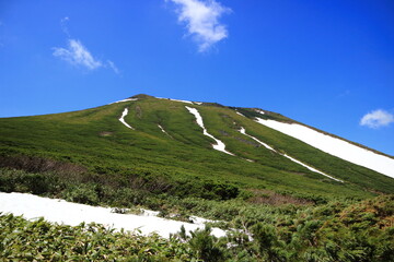 北海道　残雪の残る美瑛富士
