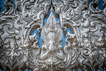 Detalle arquitectónico de templo wat rong khun, en Chiang Rai, Tailandia