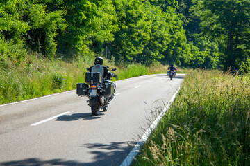 Zwei Motorradfahrer auf einer Landstraße