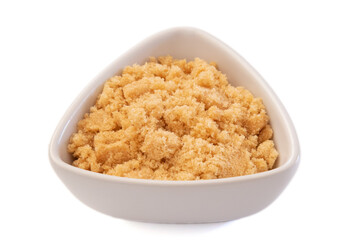 sucre vergeoise dans un plat sur un fond blanc 