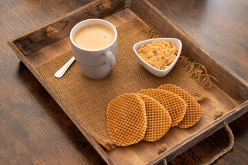 vue du dessus  d'une tasse de café et gaufres au brownie sur un plateau en bois