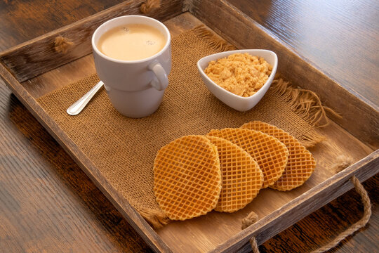 vue du dessus  d'une tasse de caf&eacute; et gaufres au brownie sur un plateau en bois