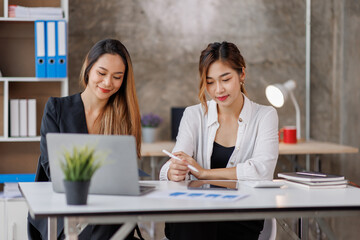 Obraz premium Cropped shot of Asian Business woman diverse coworkers working together in the boardroom, brainstorming, discussing, and analyzing business report strategy collaboration.