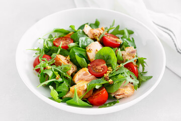 Grilled salmon salad with tomato and salad mix