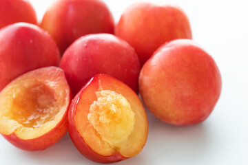 プラム　白い背景
