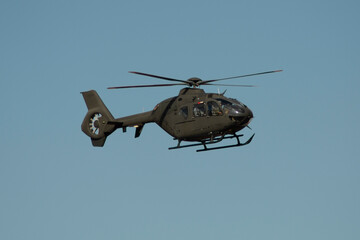 Naklejka na ściany i meble Helicoptero militar