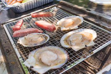 真夏のテラスで行われるバーベキューの風景