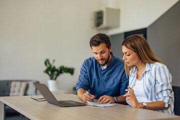 Obraz premium Focused people, writing some notes, planning together new project.