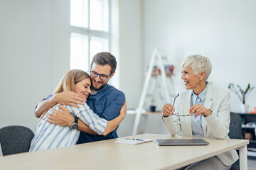 Obraz premium Couple in a hug, just finished meeting with an insurance agent.