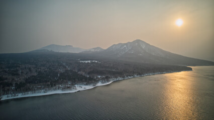 湖上空から見る樽前山と風不死岳