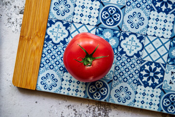 pomidor malinowy na desce  