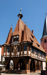 historisches Rathaus in Michelstadt mit Erdgeschosshalle, Erkertürme, ein Kulturdenkmal im Odenwald. - obrazy, fototapety, plakaty