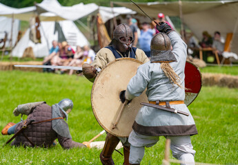 Schaukampf von Mittelalterichen Rittern auf einem Kampfplatz beim Mittelaltermarkt Spektakel 