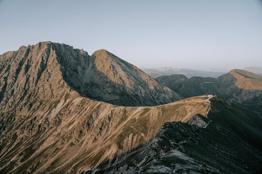 Die K&uuml;hleitenh&uuml;tte am unterhalb des Ifinger im Wandergebiet Meran 2000 in den Sarntaler Alpen. Sonnenuntergang 1