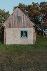 Fischerhaus in Kovik auf Gotland, Schweden. Blaues Fenster
