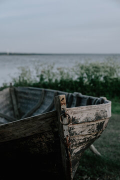 Ein altes Fischerboot liegt am Ufer auf Gotland in Schweden.