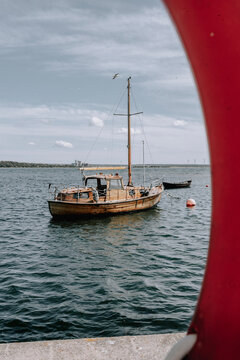 Ein Segelboot aus Holz. Dieses liegt im Meer vor Gotland, Schweden.