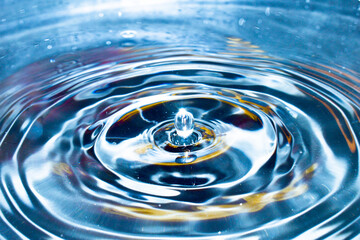 Drop of water drop to the surface, waves on the surface of the water a collision