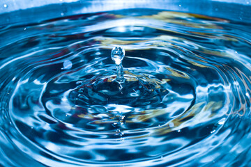 Drop of water drop to the surface, waves on the surface of the water a collision
