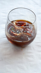 Café solo con hielo sobre mantel de papel
