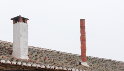 Chimenea rústica de arcilla en tejado de casa rural © Darío Peña