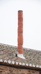 Chimenea rústica de arcilla en tejado de casa rural © Darío Peña
