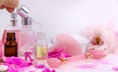 Obraz na płótnie Canvas Pink flowers on white background spa facial. Selective focus.