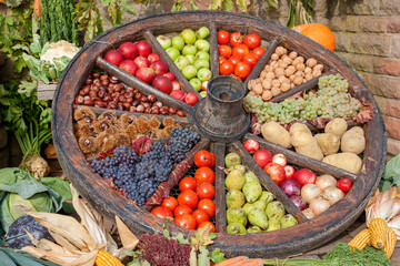 Erntedank, Wagenrad mit Obst und Gemüse