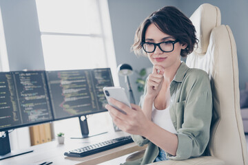 Obraz premium Photo of female system administrator have break contemplate online shopping holding cellphone indoors workplace