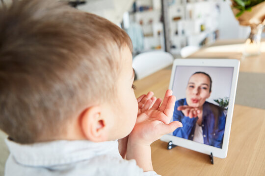 Kleiner Junge macht Videochat mit seiner Mutter