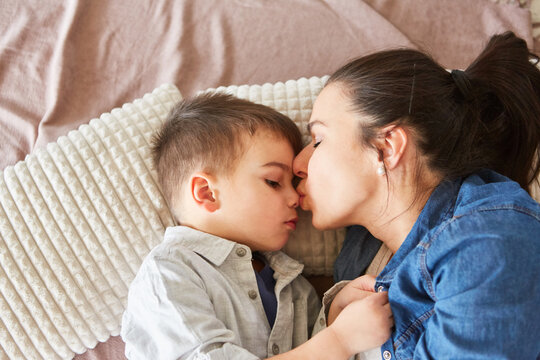 Mutter gibt ihrem Sohn einen liebevollen Kuss