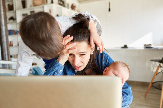 Alleinerziehende Mutter im Home Office mit Burnout