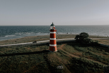 När Leuchtturm in Närsholmen auf Gotland, Schweden mit der Drohne von oben. Sunset 1
