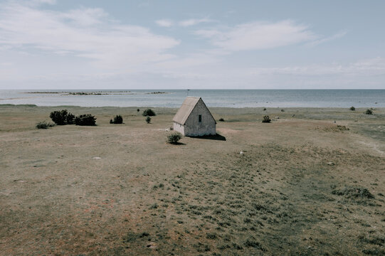 Ein kleines Fischerhaus in Kovik, Gotland, Schweden. Am Meer