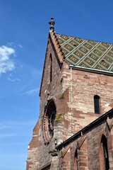 Ausschnitt des Basler Münsters unter blauem Himmel