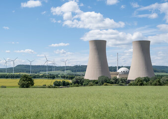 Grüne Landschaft und Kernkraftwerk