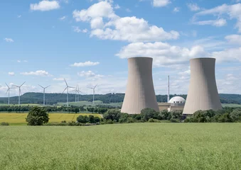 Foto op Canvas Groen landschap en kerncentrale © wlad074