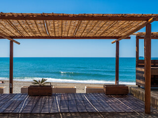 Pérgola de madera frente al mar