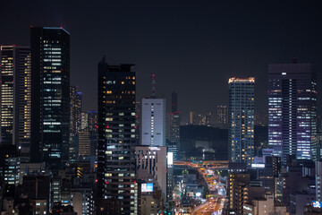 夜の東京都港区の浜崎橋ジャンクション付近の街並み