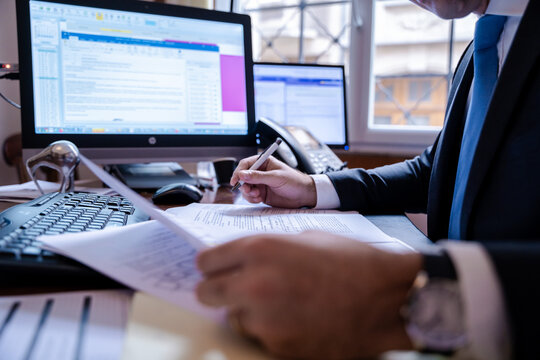 Homme d'affaire qui travaille &agrave; son bureau 